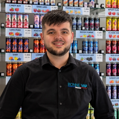 Samuel, conseiller de la boutique Bonne Vap Épinal